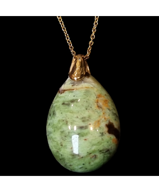 Pendentif Opale fossilisée verte sur chaîne dorée