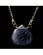 Pendentif Iolite avec chaîne dorée