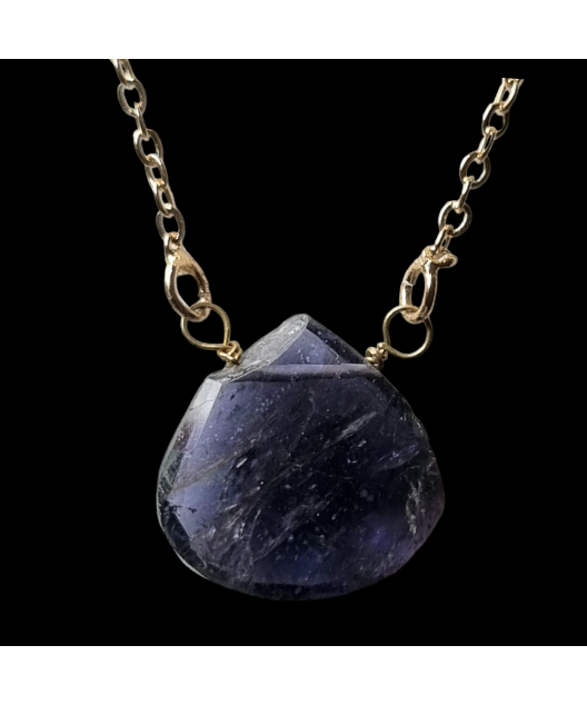 Pendentif Iolite avec chaîne dorée