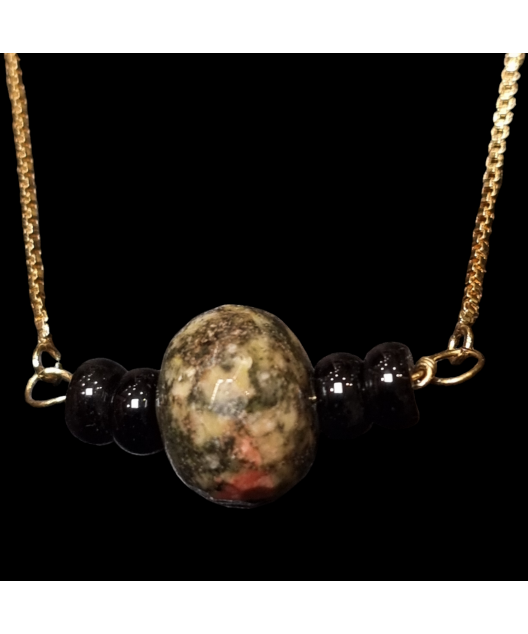Pendentif Unakite & Onyx sur chaîne dorée réglable