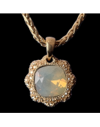 Pendentif Verre opaline et chaîne plaquée or