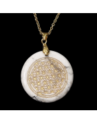 Pendentif Howlite Fleur de vie rond avec bélière sur chaîne dorée