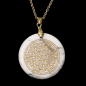 Pendentif Howlite Fleur de vie rond avec bélière sur chaîne dorée