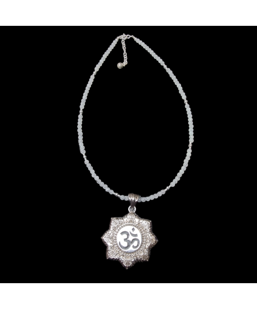 Pendentif Médaillon Reiki façonné Argent 925 sur collier Pierre de lune
