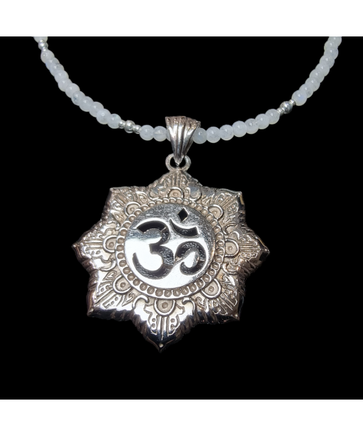 Pendentif Médaillon Reiki façonné Argent 925 sur collier Pierre de lune