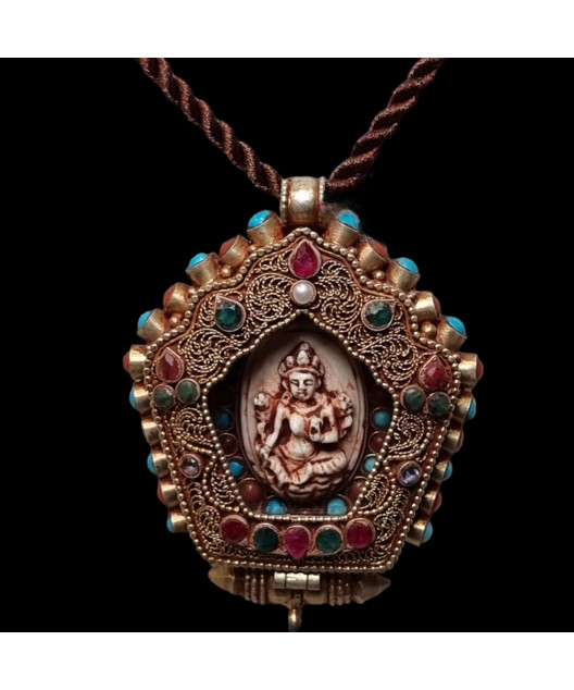 Pendentif Déesse Brahmanique Ivoire & Turquoises Saphir Emeraude Rubis et Perle avec Cordon