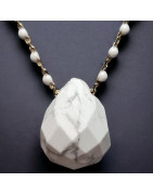 Pendentif Howlite et Chaîne perles d'émail plaqué or
