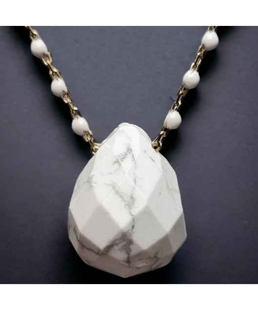 Pendentif Howlite et Chaîne perles d'émail plaqué or