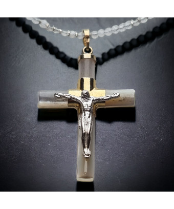 Pendentif Crucifix Nacre Vermeil sur collier Pierre de lune facettée