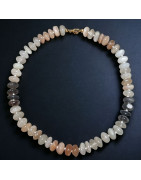 Collier Pierre de lune multicolore fermoir plaqué or