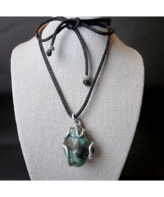 Pendentif Emeraude brute sur cordon réglable