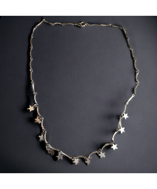 Collier chaînette Métal argentée avec petites breloques étoiles