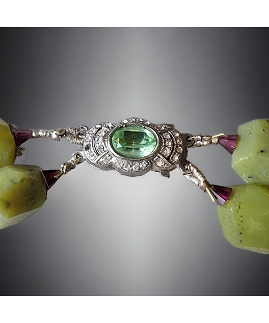 Collier Jade avec fermoir Péridot sécurisé