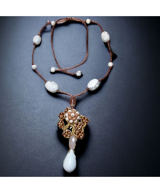 Collier Howlite & Fleur Email sur laiton