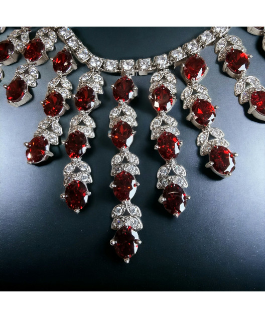 Collier Zirconium facetté et serti
