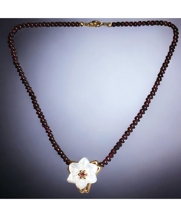 Collier Grenat & Nacre Fleur