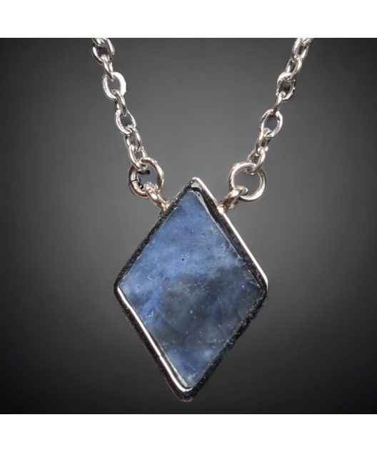 Pendentif Sodalite Losange avec chaîne