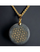 Pendentif Labradorite Fleur de vie et chaîne dorées
