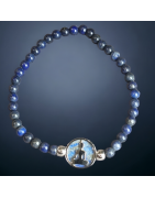 Ce bracelet de lapis-lazuli en pierres est une création de Meirea.