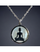 Pendentif Nacre Bouddha avec chaîne