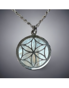 Pendentif Nacre Fleur de vie avec chaîne