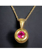 Pendentif Rubis de synthèse avec chaîne plaqué or