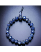 Ce bracelet de lapis-lazuli en pierres est une création de Meirea.