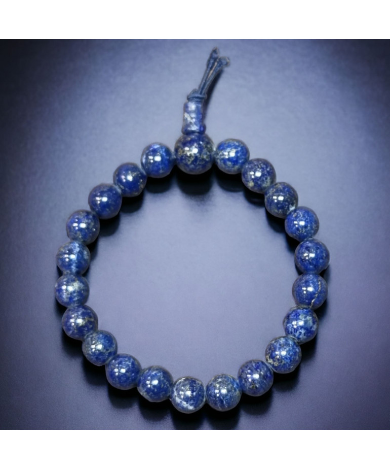 Ce bracelet de lapis-lazuli en pierres est une création de Meirea.