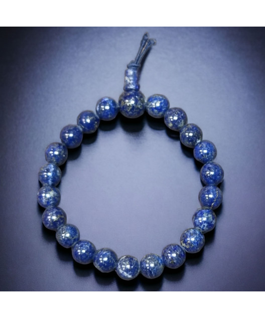 Ce bracelet de lapis-lazuli en pierres est une création de Meirea.