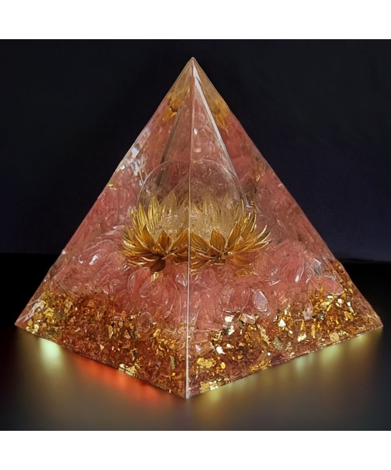 Pyramide Orgonite de protection Cristal de roche & Fleur de lotus GM