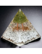Pyramide Orgonite de protection Howlite & Péridot GM