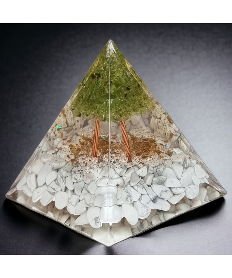 Pyramide Orgonite de protection Howlite & Péridot GM