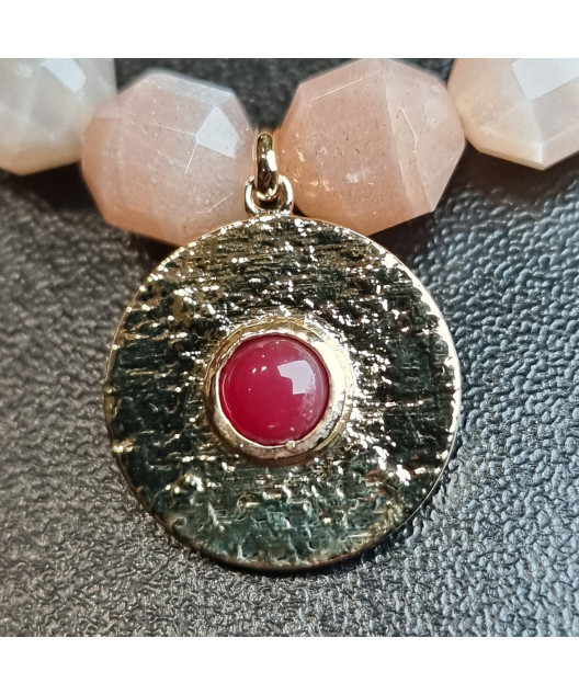 Bracelet Pierre de lune rose facettée & Rubis sur disque plaqué or