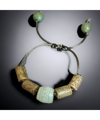 Bracelet Jade gravé sur cordon réglable