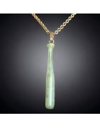 Pendentif Jade "batte" sur chaîne dorée
