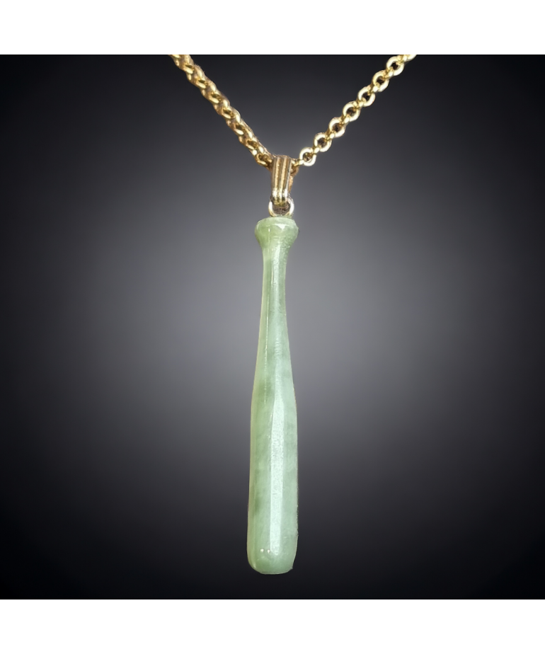 Pendentif Jade "batte" sur chaîne dorée