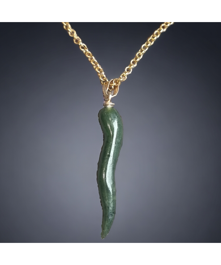 Pendentif Jade "piment" sur chaîne dorée