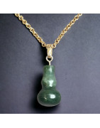 Pendentif Jade "flacon de saké" sur chaîne dorée
