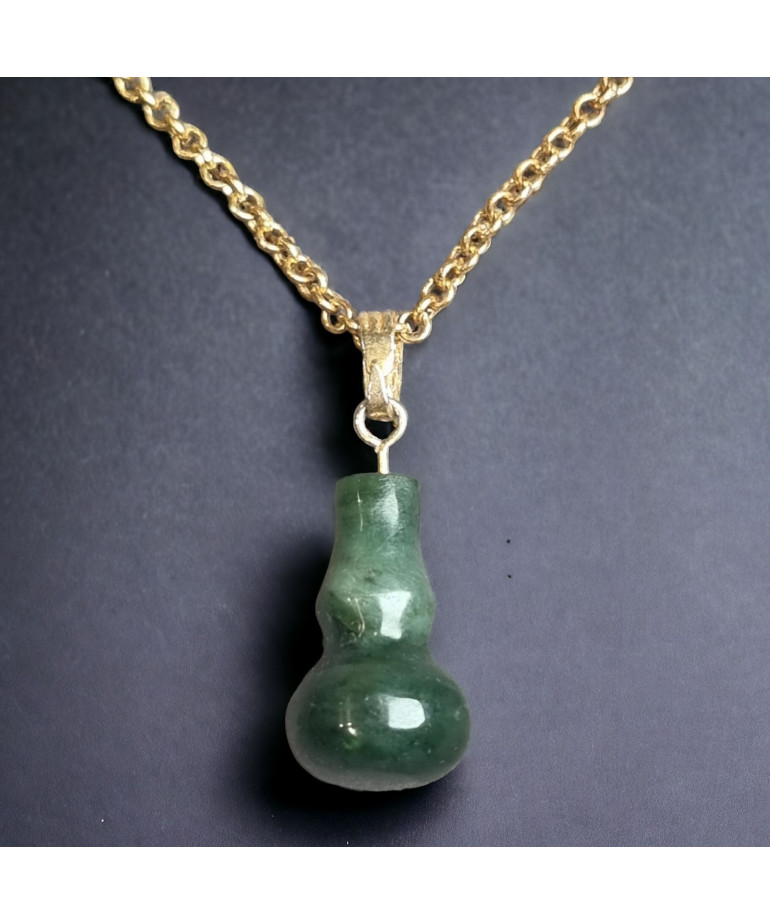 Pendentif Jade "flacon de saké" sur chaîne dorée