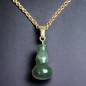 Pendentif Jade "flacon de saké" sur chaîne dorée