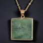 Pendentif Jade carré sur chaîne dorée