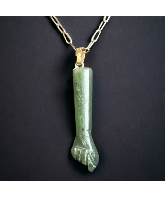 Pendentif Jade main de "figa" sur chaîne dorée
