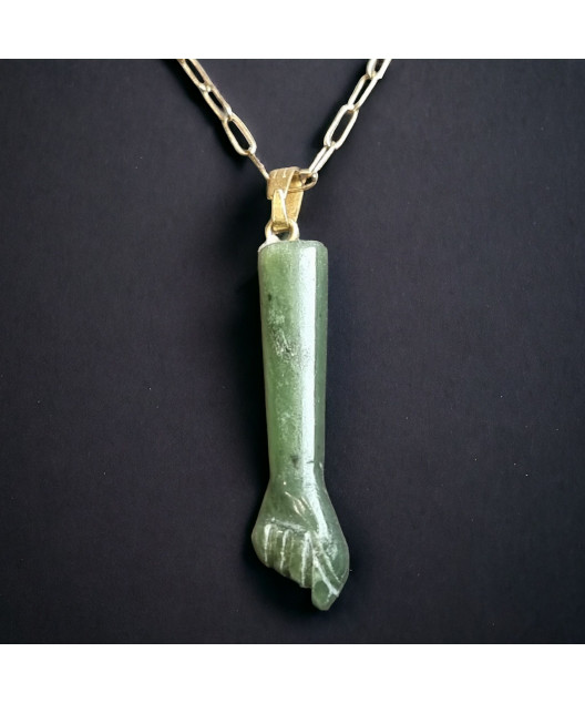 Pendentif Jade main de "figa" sur chaîne dorée