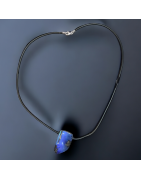 Pendentif Opale Boulder bleue sur cordon caoutchouc fermoir Argent 925