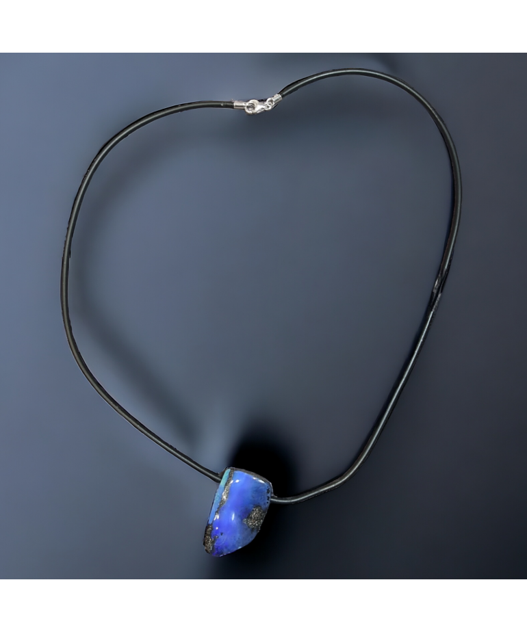 Pendentif Opale Boulder bleue sur cordon caoutchouc fermoir Argent 925