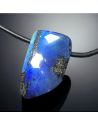 Pendentif Opale Boulder bleue sur cordon caoutchouc fermoir Argent 925
