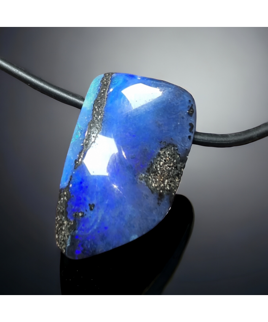 Pendentif Opale Boulder bleue sur cordon caoutchouc fermoir Argent 925
