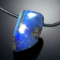Pendentif Opale Boulder bleue sur cordon caoutchouc fermoir Argent 925