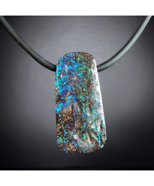 Pendentif Opale Boulder sur cordon caoutchouc