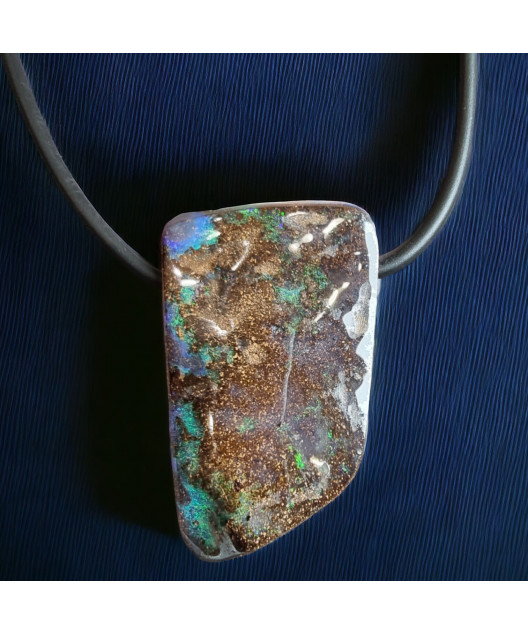 Pendentif Opale Boulder sur cordon caoutchouc
